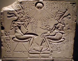 Akhenaton Nefertiti y tres de sus hijas