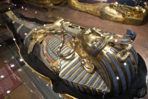 replica-sarcofago-tutankamon-exposicion-tutankamon-su-tumba-y-sus-tesoros-nuremberg-alemania