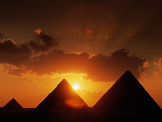 Sol y piramides de Egipto
