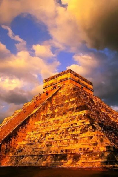 Piramide de Kukulkan Chichen Itza Mexico en el ocaso dorado